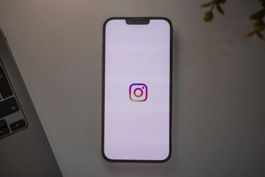 Page Facebook d’un réseau social d’entrepreneurs sur ordinateur et mobile.